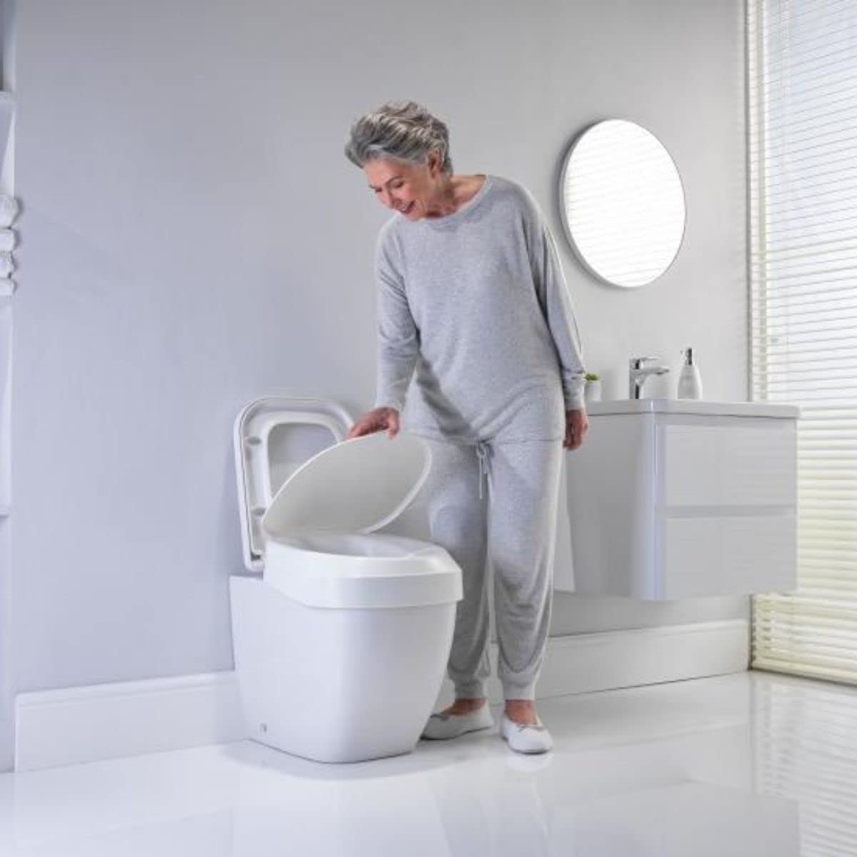 Scaun de toaleta ridicat cu capac Invacare Aquatec